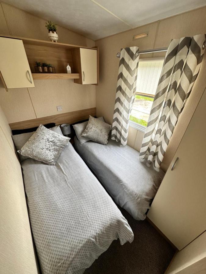 6 Berth Caravan On Marine Holiday Park Rhyl Exterior foto
