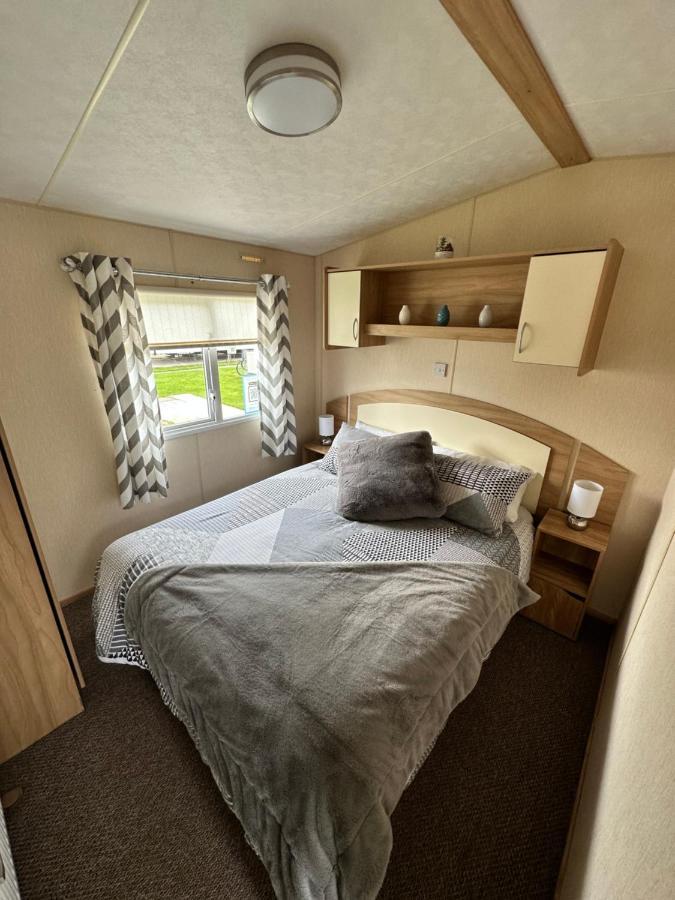 6 Berth Caravan On Marine Holiday Park Rhyl Exterior foto
